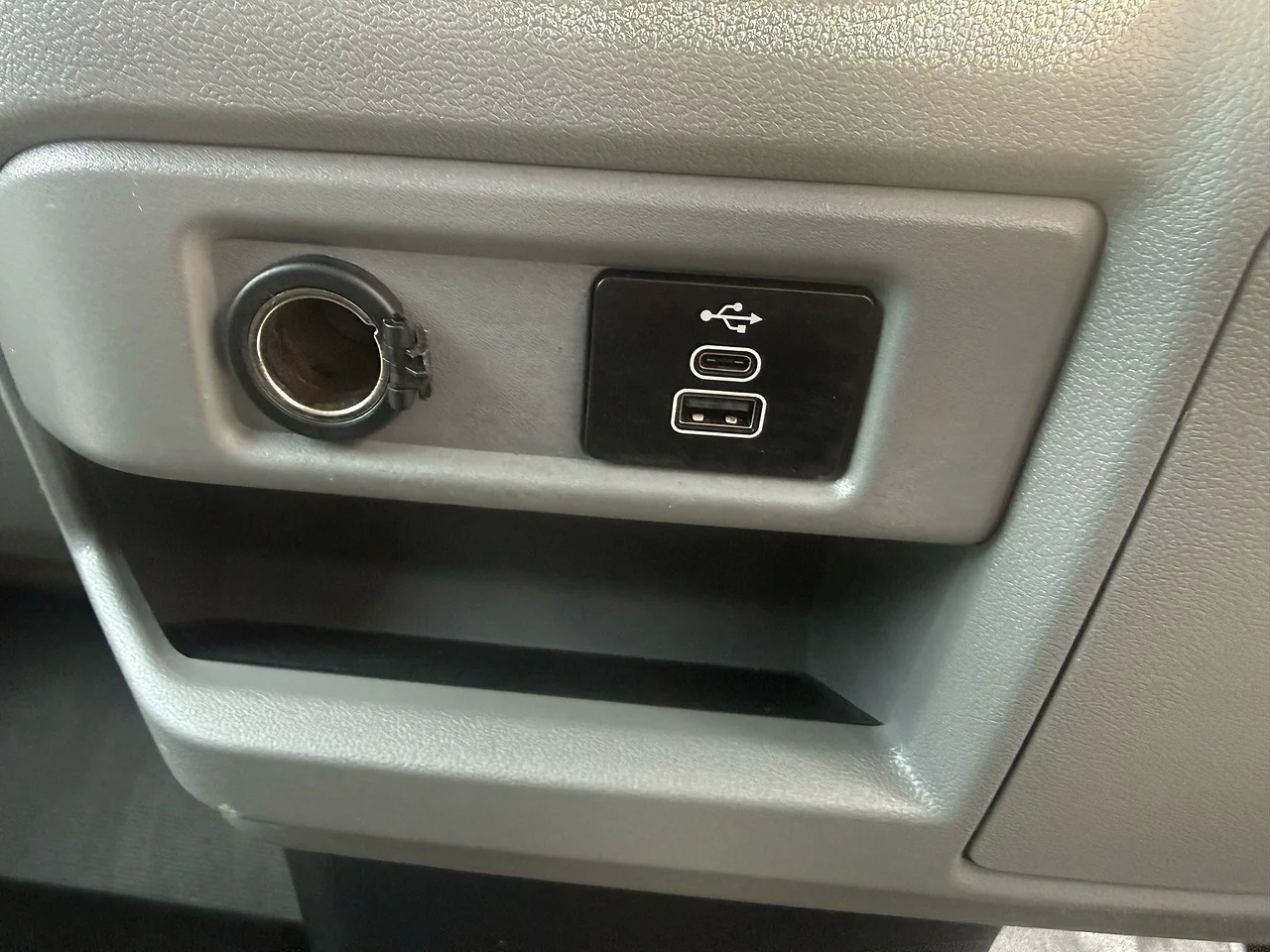 2024 Ford Transit Custom 320 EcoBlue Limited - Thumbnail 12