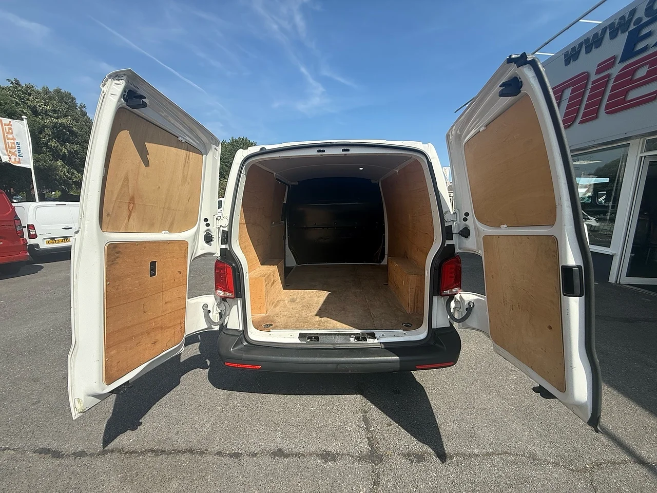 2022 Volkswagen Transporter TDI T28 Startline T6.1 SWB - Thumbnail 10