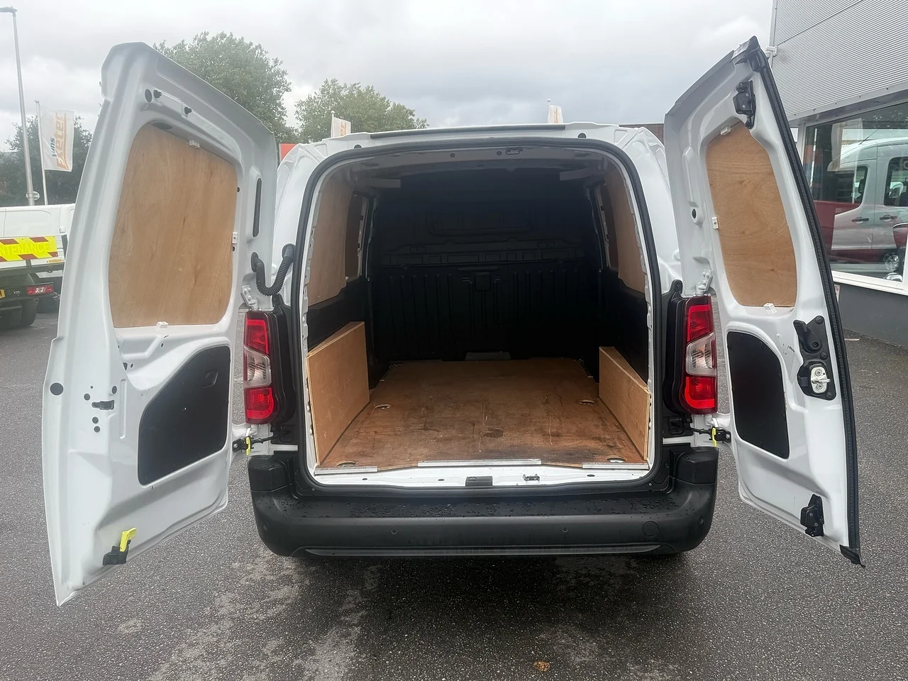 2023 Vauxhall Combo Turbo D 2300 Prime L2 H1 (100PS) - Thumbnail 16